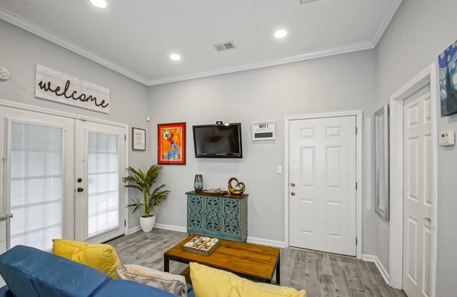Fabulous Gated Space only 4 miles from downtown