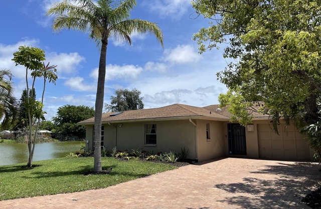 Fabulous Lake View Getaway – 2BR 2BA Home Near Siesta Key Beach! Free WiFi.