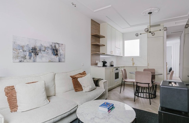 Fabulous Lista 3BR w/A/C, 4 min from El Retiro Park, by Blueground