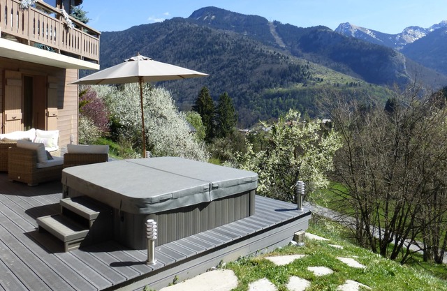 Fabulous Living with Jacuzzi/Sauna and specatcular views Nr Morzine.