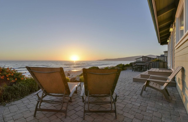 Fabulous Oceanfront Cayucos Getaway, Steps to the Beach All the Comforts of Home