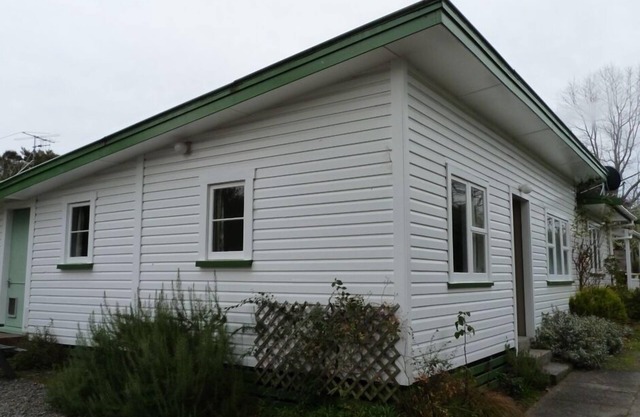 Fabulous River Retreat 3 bedroom bach