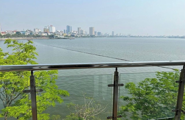 Fabulous Studio with Romantic Lake Views.