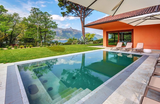 Fabulous villa with lovely garden, heated pool and lake views! - Villa Amanda