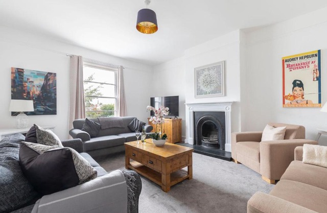 Fabulous, vibrant, town house, central Bath Road