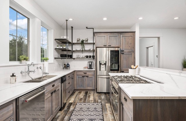 Fabulously Located Next to Downtown Carlton, Pet Friendly, Fire-Pit, New Décor, Walk to Everything