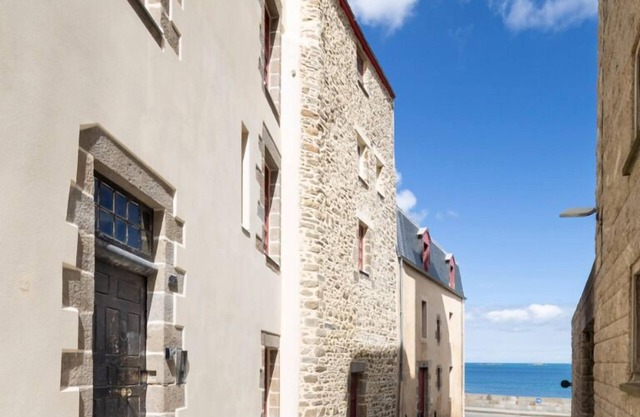 Facing the sea, the atmosphere of a privateer city, Gite, cocooning at will