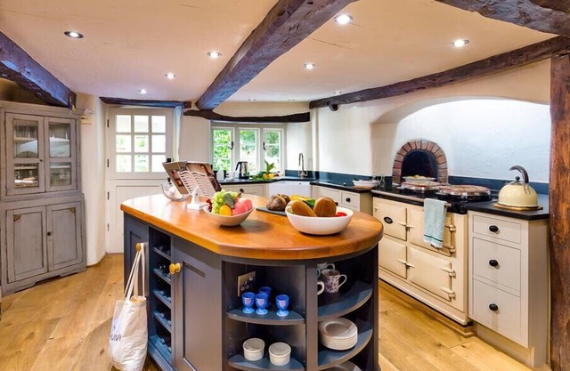 FAIR RIGG OLD FARM, pet friendly, with open fire in Cartmel