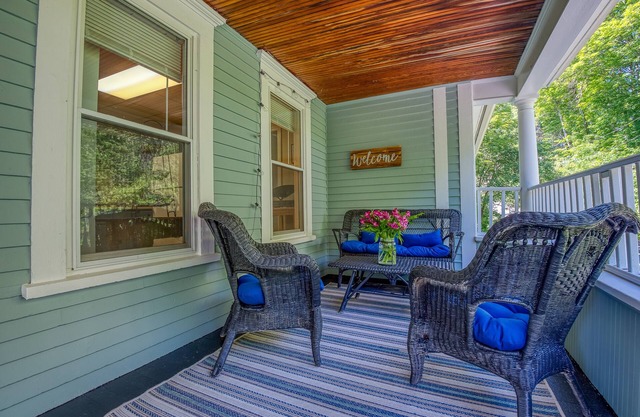 Fairbanks Retreat - Cozy 2 bedroom 2nd floor apartment