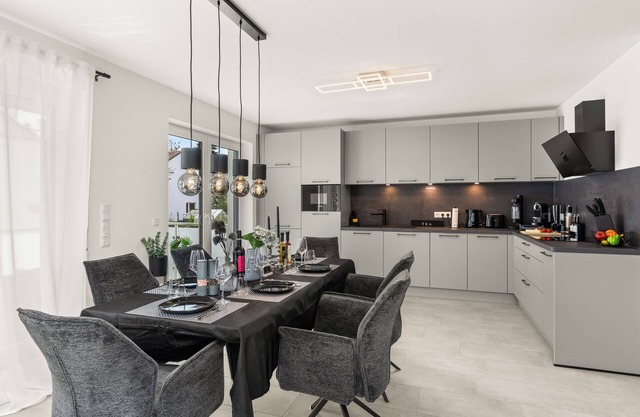Fairmieten: Moderne Suite mit Balkon und Parkplatz