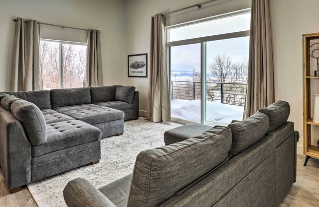 Fairview Vacation Rental w/ Mountain Views!