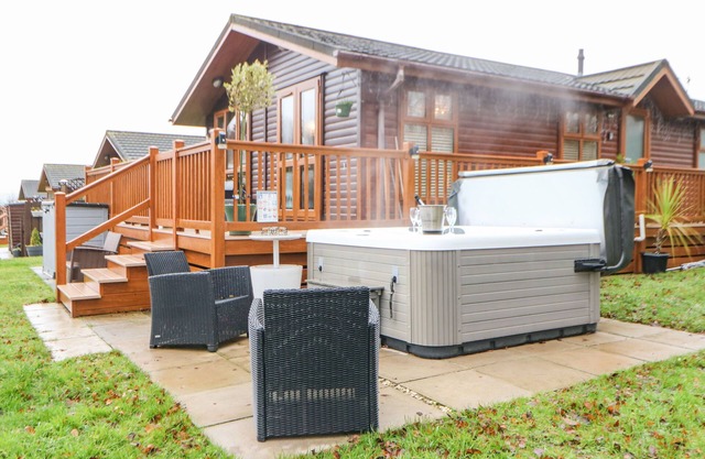 FAIRWAY VIEW LODGE, pet friendly, character holiday cottage in Felton