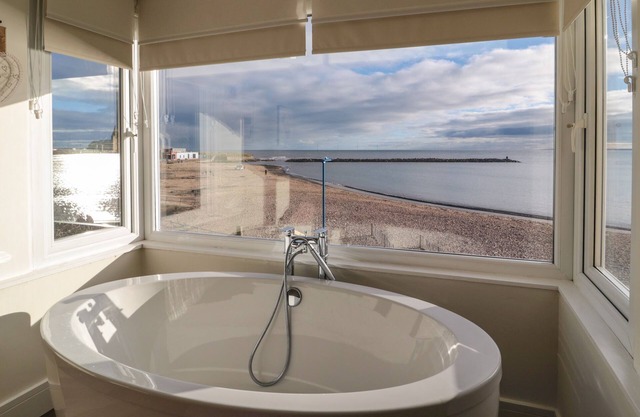 FAIRWINDS, pet friendly, with a garden in Newbiggin-By-The-Sea