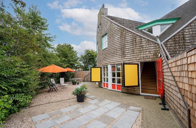 Fairytale house with lovely playing field, privacy, central location, large playfield, child und family friendly.
