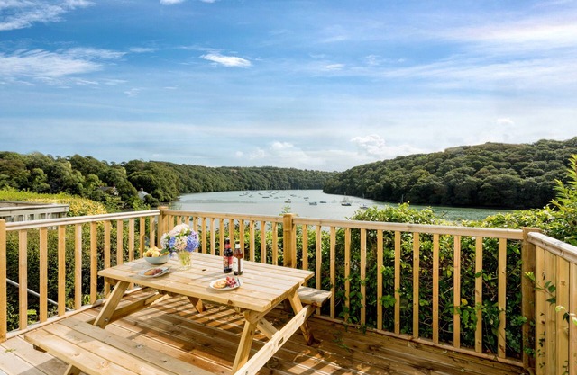 FAL RIVER COTTAGE, pet friendly, with a garden in Malpas, Cornwall