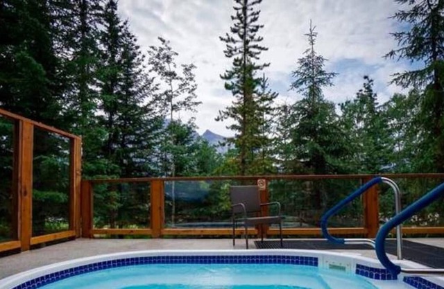 Falcon Crest Lodge 
