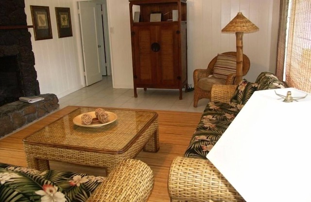 FALL AND MONTHLY DISCOUNT! 3Bed/2Ba House - 250 Steps to the Beach!
