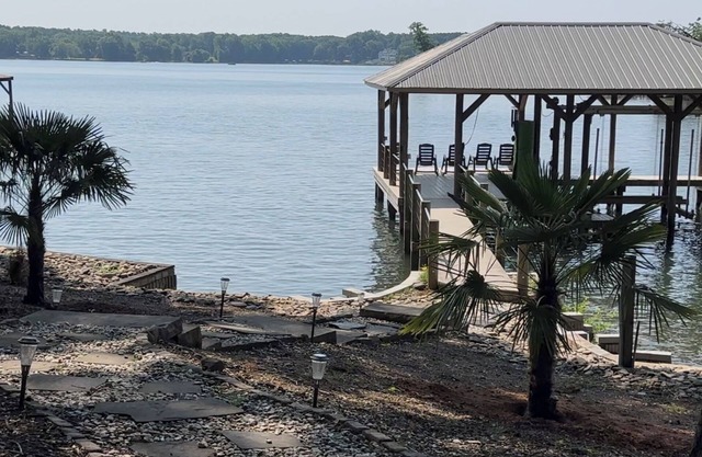 Fall deal! Fri 9am - Sun 6pm for 1000+fees! Fab views, free kayaks & SUPs