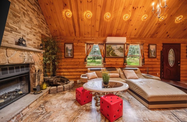 FALL DEAL! 3rd night FREE! Hot Tub, Firepit, Sauna, Game Room, Fireplace, BBQ