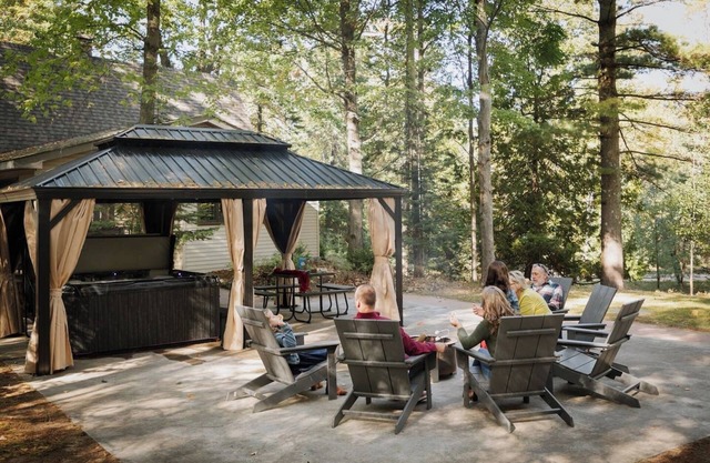 Fall Escape | Steps to Lake MI w/Hot Tub!