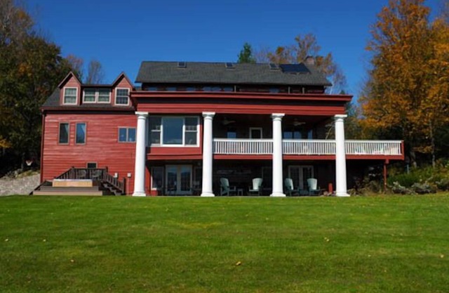 Fall foliage and snow are coming! Hot tub, Gourmet kitchen, views everywhere!