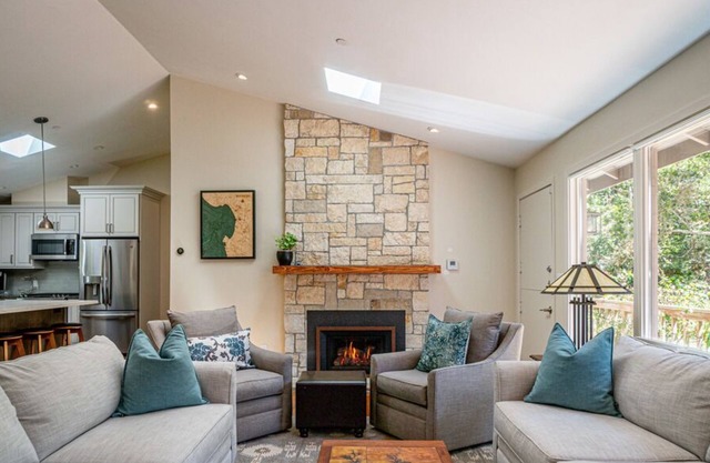 Fallen Oak - Pebble Beach House - Peace in the Forest