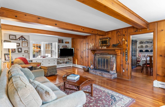 Falmouth Spacious Family Home with fireplace