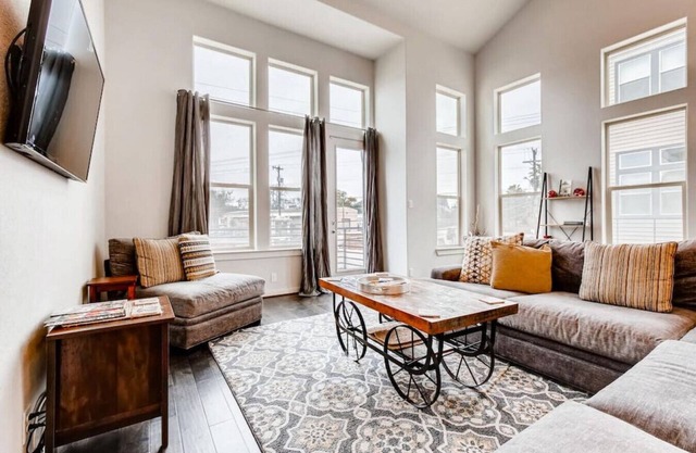 Fam Friendly 5 BDRM Home Blocks to Pearl, Riverwalk, and Convention Center!