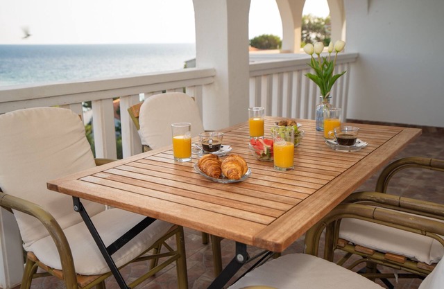 Familien-apartment am Strand mit Pool, Wlan, Balkon, Meerblick, für 5 Personen
