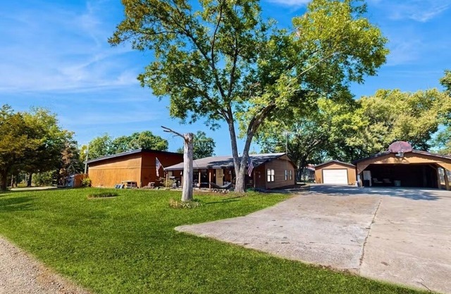 Families, Fishermen & Hunters. Pleasant 3-bedroom house is ready for you!