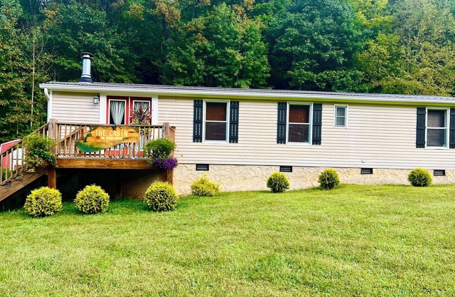 Family Adventure Base: Firepit, BBQ, outdoor games. Nearby Kayaking and Hiking!