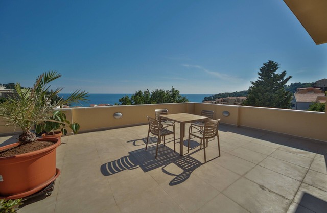 Family and couple-friendly apartment in Petrovac with the sea view