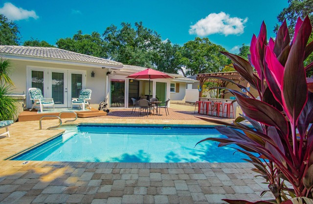 Family and dog friendly pool home, close to Gulf and beaches, WD and AC