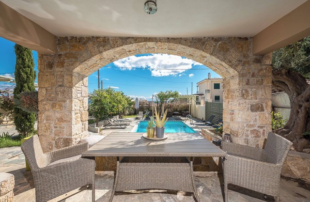 FAMILY APARTMENT WITH PRIVATE SWIMING POOL IN VRAVRONA
