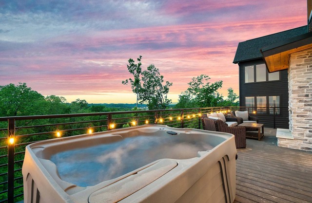 Family Autumn Luxury Stay | Rooftop Deck + Hot Tub