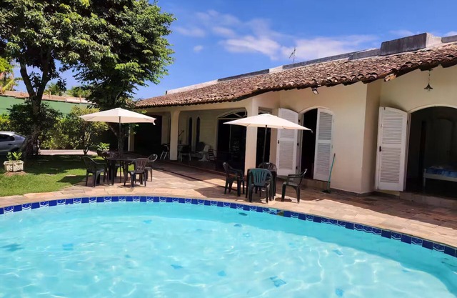 Family Retreat with Wifi, Pool, Barbecue and Garden. 5 minutes from Enseada