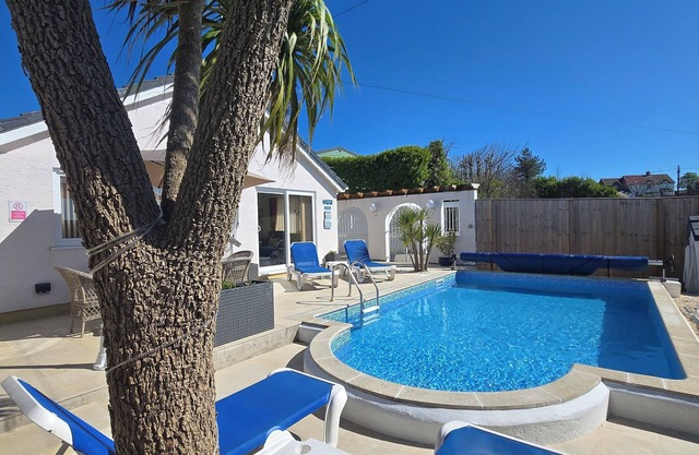 Family bungalow with private pool near Tenby (Free Wifi)