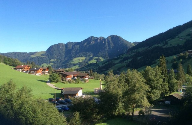 Family Chalet with breath-taking mountain views. 5 minute walk to ski lift!