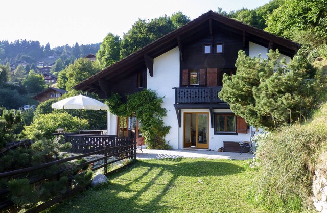 Family chalet with, terrace, garden and superb view, at the entrance to Villars