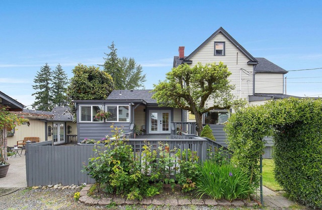 Family compound in North Tacoma! Large house, guest house, game room, koi pond!