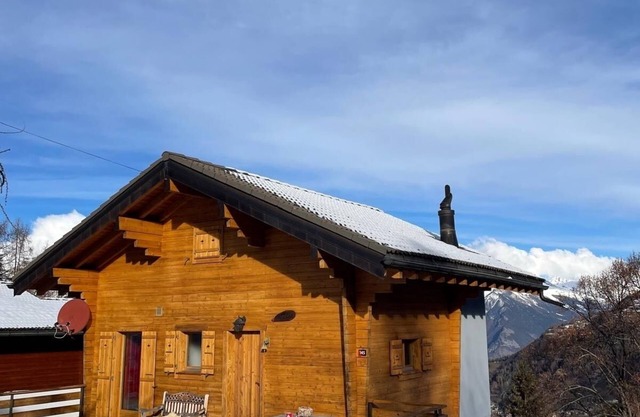 Family cottage with deer and deer, breathtaking views, ideally located.