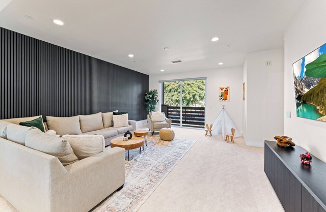 Family Disney Getaway - 4 bed 4 bath/w Pool - Sleeps up to 12!