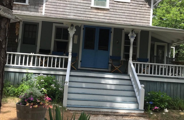 Family & dog friendly; walk to beach, cliff, town, ferries, all bedrooms w/AC