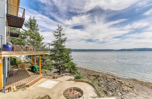 Family & dog-friendly waterfront home w/free WiFi & a full kitchen