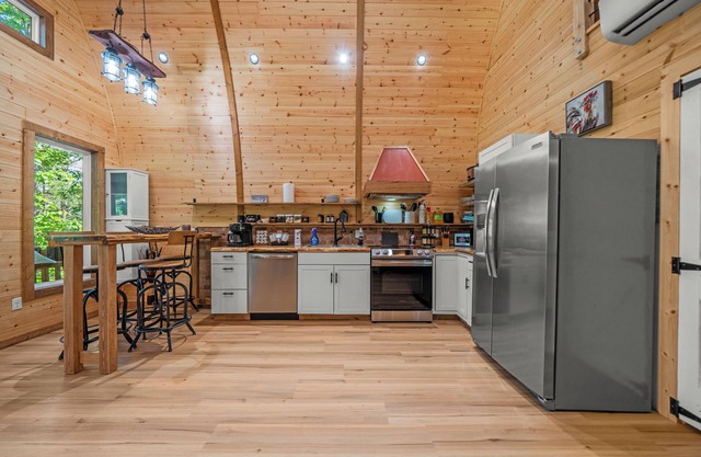 Family Escape in the Forest – Hot Tub, Fire Pit, Loft for Kids & Peaceful Views
