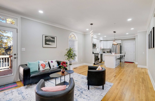 Family Escape near DC: King Suite 5 beds, 4 br/2.5ba, 3rd Floor Game Tables