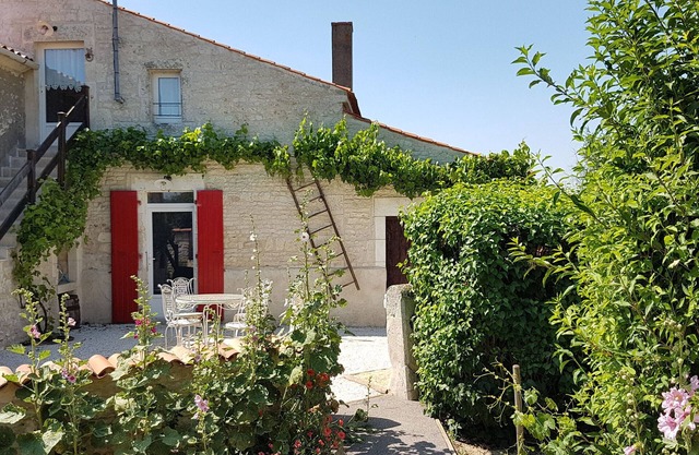 Family-Friendly Cottage with Large Garden in a Quiet Village, Close to La Rochelle