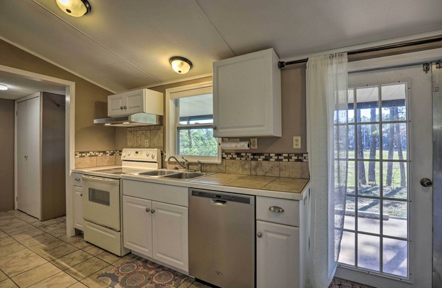 Family Florida Lake House: Private Screened Porch