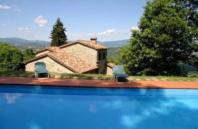 Family friendly Tuscan Villa ,private Pool, garden, stunning lake & hill views .
