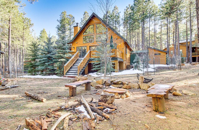 Family-Friendly Cabin w/Fire Pit in Forest Lakes